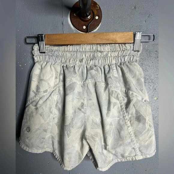 Lululemon Tracker Short V *4" Jasmine White.  Size 2 - Picture 1 of 8